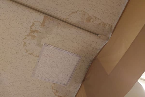 雨漏りの初期症状：天井に広がるクロスのシミ