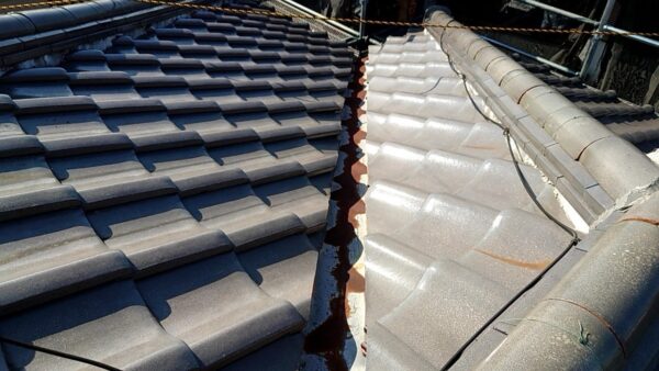 越谷市にて屋根修理〈瓦屋根の雨漏り予防・谷板金の補修〉 施工前