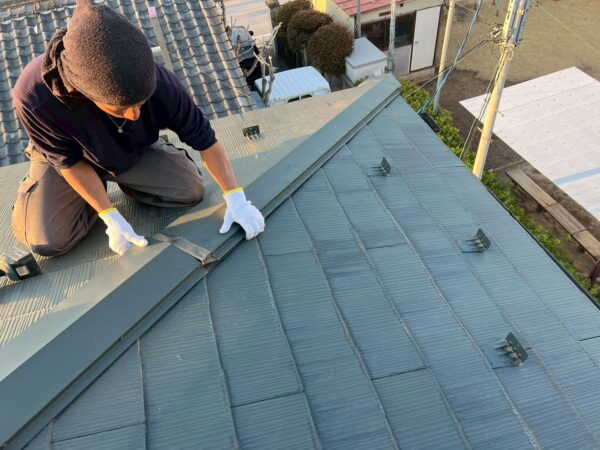越谷市にて棟板金の隙間からの雨漏りを応急処置 施工前