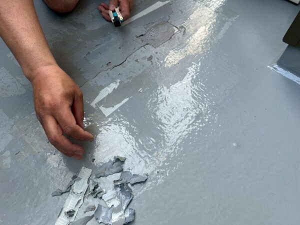 越谷市にて雨漏りに伴う応急処置〈ベランダからの雨漏り〉 施工前